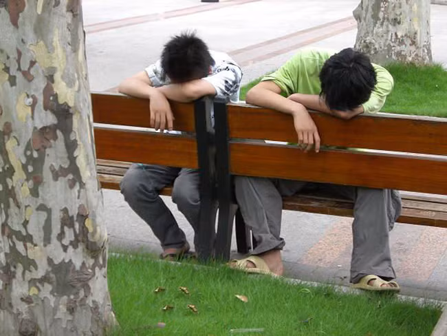 Ở nơi công cộng nên ngồi ngủ cho "lịch sự".