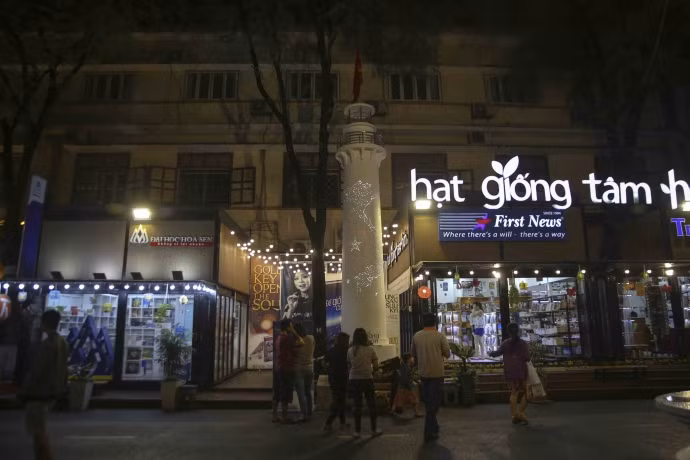  Ngọn hải đăng khẳng định chủ quyền biển đảo Hoàng Sa - Trường Sa được đặt tại đường sách, quận 1, TP HCM.