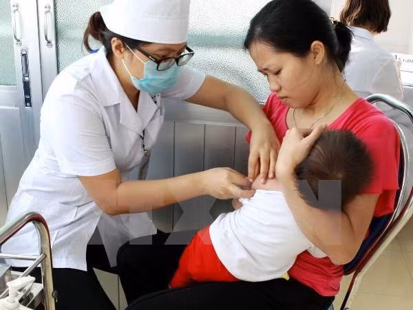 Bộ Y tế khuyến cáo cho trẻ uống đầy đủ vắcxin phòng bại liệt Bo Y te khuyen cao cho tre uong day du vacxin phong bai liet