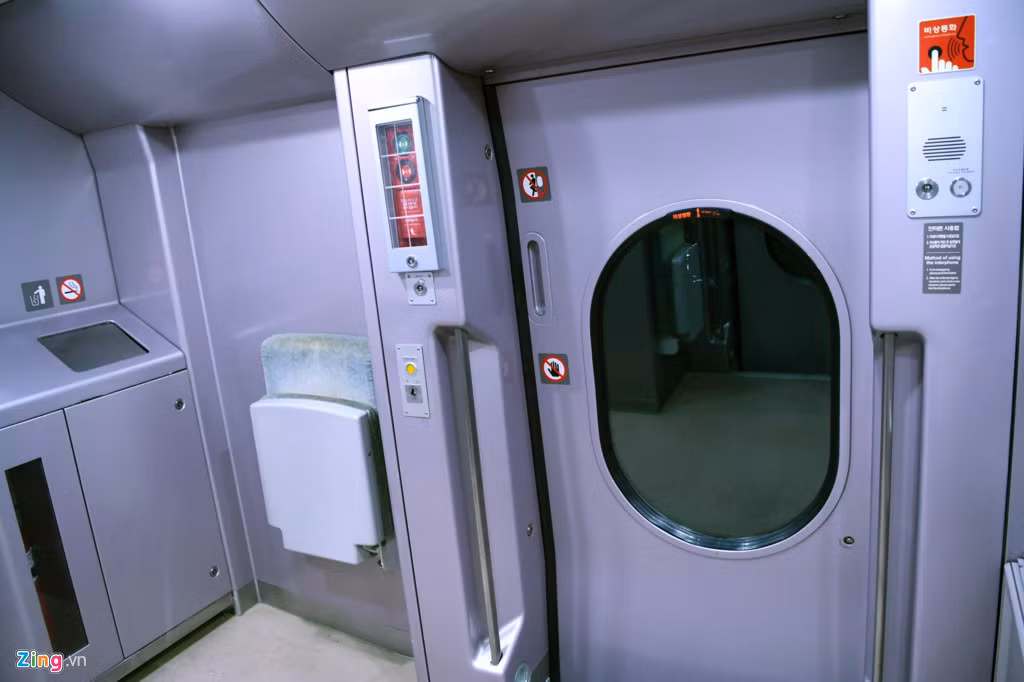 Dọc các hành lang đều trang bị loa gọi cứu hộ khẩn cấp (góc trên tay phải ảnh), hộp chứa búa phá kính thoát hiểm khi cần, bình chữa cháy, thùng rác...