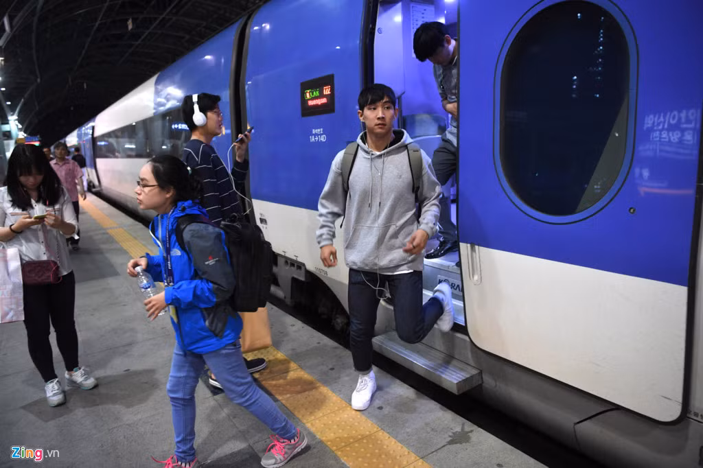 Tàu đến ga CheonanAsan đúng 22h53, không lệch một phút nào. Có thể nói việc di chuyển bằng máy bay cũng khó chuẩn giờ được như tàu điện tại đây.