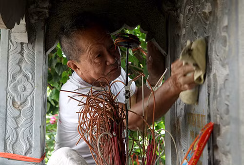 Ông Thiệp kể về lý do dựng khu vườn tình yêu: "Khi sống, bà ấy rất thích cây cối, hoa quả và mơ ước có một khu vườn nhưng do đất chặt hẹp, mơ ước đó không thành. Chính vì vậy tôi dựng lên cả một khu vườn đầy hoa thơm, trái ngọt xung quanh nơi yên nghỉ của vợ để thỏa ước mơ của bà ấy, hằng ngày tôi ra trò chuyện với bà ấy như những ngày còn sống". Sau bốn năm cần mẫn gieo trồng, "khu vườn tình yêu” mà ông tặng bà tứ bề xanh ngắt. Cây nào khi sống bà đặc biệt thích thì ông cắm biển rồi nắn nót ghi rõ là tặng vợ, tặng em nhân ngày nọ, ngày kia. “Cây nào cũng gợi cho tôi những kỷ niệm với bà ấy”, ông Thiệp thổ lộ.