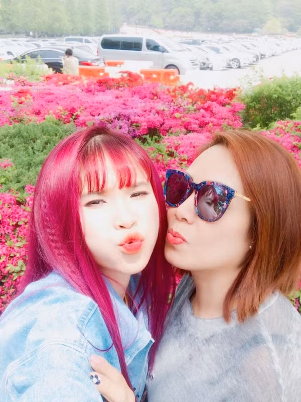 Khởi My được mẹ chồng hết lòng yêu thương.