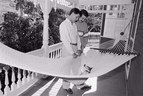 Trip và Alan. Ảnh chụp tại thành phố Key West, tiểu bang Florida vào tháng 1 năm 1988. "Chúng tôi ở bên cạnh nhau 24 giờ một ngày và 7 ngày một tuần. Chúng tôi làm việc cùng nhau, trải qua mọi thứ cùng nhau và chia sẻ mọi thứ", Alan nói.