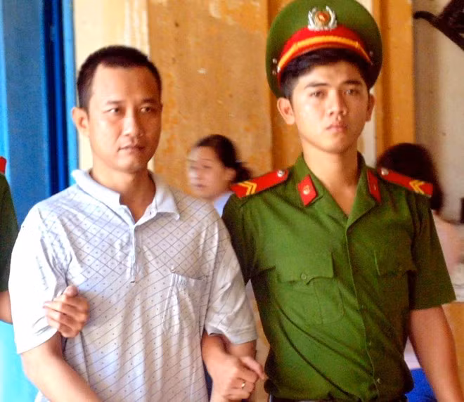 Kinh hai chong ho cat co vo vi nghi ngo ngoai tinh