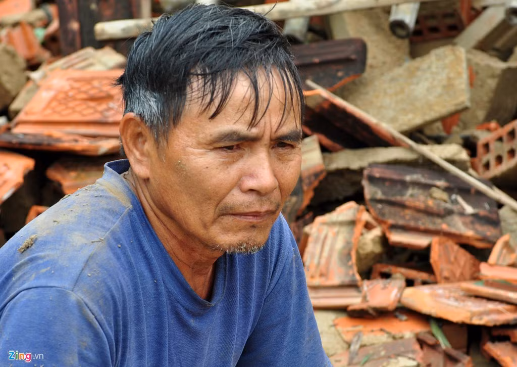"Lũ dâng cao tràn về nhanh quá khiến gia đình tôi trở tay không kịp. Tối 16/12 cả nhà lo sợ không dám ngủ dõi theo mực nước lũ tràn vào nhà. Đến 2h sáng 17/12 thì nhà đổ sập rầm rầm. Vợ chồng tôi cùng con gái hốt hoảng chỉ kịp chạy thoát ra ngoài, leo lên chuồng trâu sau nhà tránh lũ", ông Thành thuật lại.