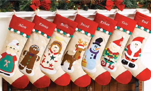 Vì sao quà Noel luôn được đặt trong tất Đêm Noel, trẻ em khắp thế giới thường có thói quen đặt những chiếc tất đã được giặt là thơm tho ở cuối giường để chờ ông già Noel tới nhét quà vào trong đó. Tục lệ thú vị này xuất phát từ chuyện về thánh Nicolas, khi đó vì thương ba cô con gái đến tuổi lập gia đình mà không có chàng trai nào chịu lấy vì quá nghèo; nên vào một đêm mùa đông, vị thánh đã ném 3 đồng tiền vàng vào ống khói và vô tình chúng rơi vào các đôi tất mà họ đang hong khô bên lò sưởi.