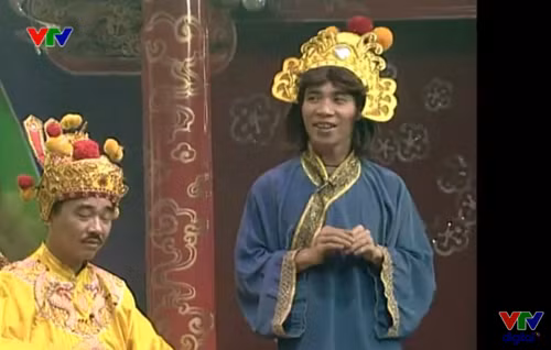 Năm 2005, cô Đẩu mặc áo dài họa màu xanh, họa tiết đơn giản. Cô Đẩu gây bất ngờ khi chuyển từ mái tóc dài màu vàng sang tóc ngắn ngang vai màu đen.