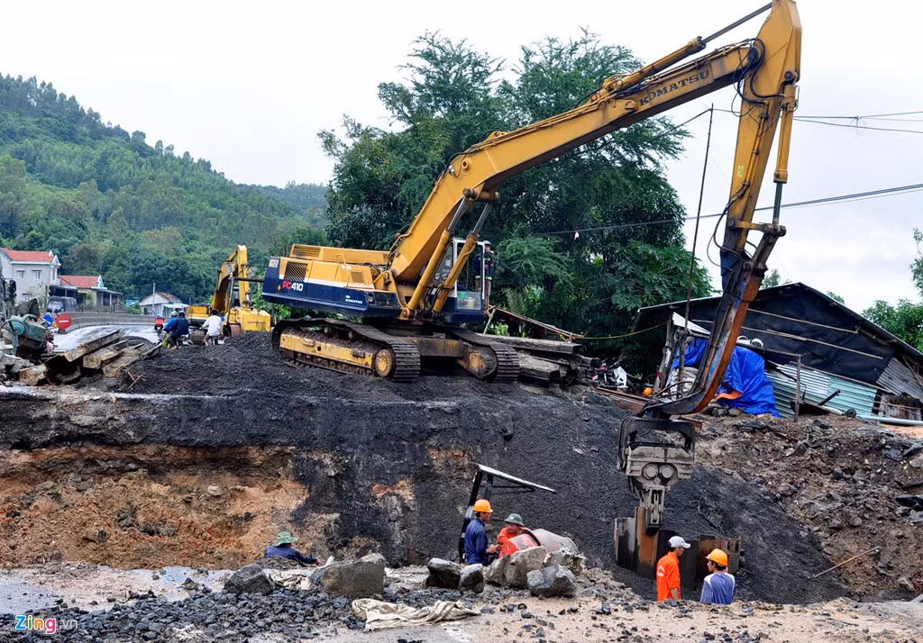 Lũ xói ngầm khiến dốc vườn Xoài xuất hiện ba điểm sụt trượt, biến dạng mặt đường bê tông nhựa, gây sụt lún sâu.