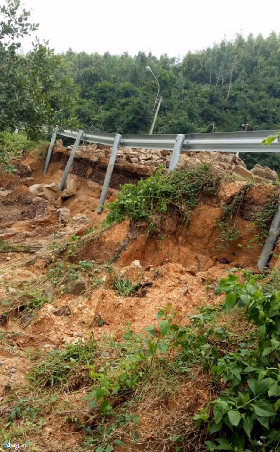 Lũ chảy xiết gây xói lở mái taluy âm hơn 30 m tại Km 1237+100, quốc lộ 1 đoạn qua phường Trần Quang Diệu (TP Quy Nhơn). Ông Tiết Đinh Quang, Chi cục trưởng Chi cục Quản lý đường bộ III.2 (Cục QLĐB III), cho biết thêm lũ lịch sử tràn qua gây ngập sâu hơn 10 điểm, tàn phá quốc lộ 1 qua Bình Định nặng nề.