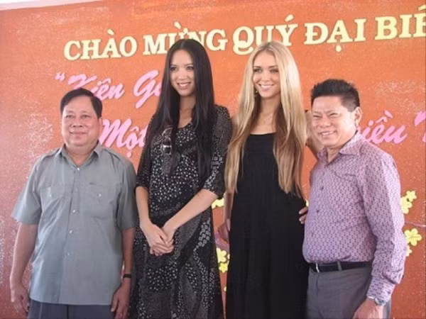 Những ngày qua tỷ phú gốc Việt 72 tuổi Hoàng Kiều trở thành nhân vật gây sốt khắp cộng đồng mạng khi ông xác nhận đang yêu người mẫu nội y Ngọc Trinh. Là một trong những nhân vật giàu có và quyền lực, từng quan hệ thân thiết với tổ chức Hoa hậu Thế giới nên không lấy gì làm lạ khi bạn trai của Ngọc Trinh có mối quan hệ thân thiết với nhiều mỹ nhân, người đẹp từ khắp nơi trên thế giới. Một trong những bóng hồng từng khá thân thiết với tỷ phú Hoàng Kiều là Hoa hậu Thế giới 2007 Trương Tử Lâm.