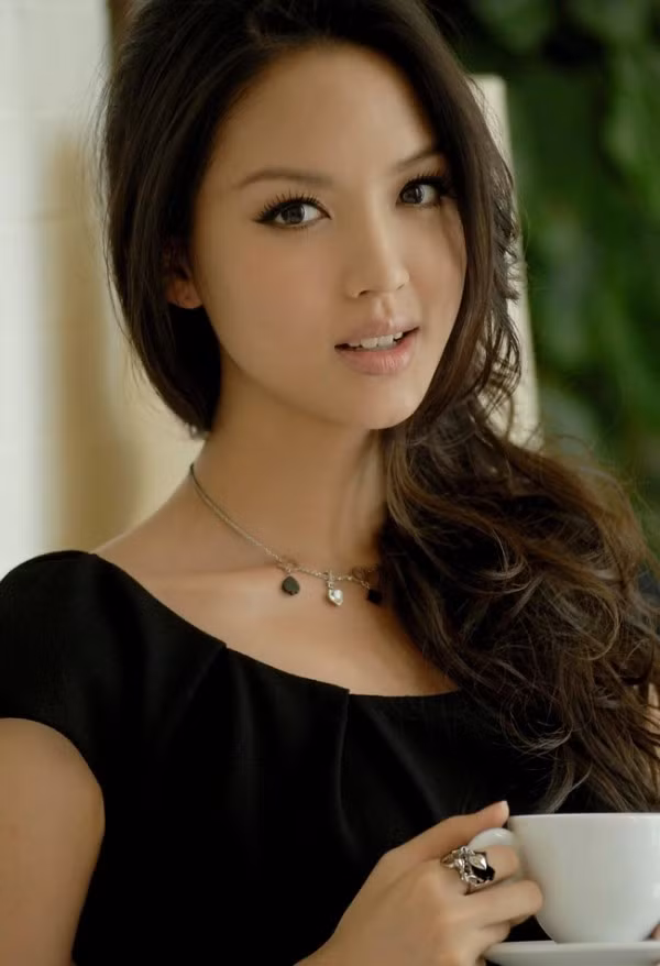 Sau khi giành vương miện, Trương Tử Lâm miệt mài với các hoạt động thiện nguyện, được lựa chọn là gương mặt đại diện cho nhiều nhãn hàng, đồng thời có quan hệ thân thiết với nhiều đại gia giàu có, trong đó có tỷ phú Hoàng Kiều. Chính vì thế, khi công bố chuyện tình với Ngọc Trinh, nhiều người tỏ ra bất ngờ và có ý so sánh với Trương Tử Lâm. Rõ ràng, nhan sắc của người đẹp họ Trương vượt xa “nữ hoàng nội y” cả về sắc vóc và thần thái. Với nhan sắc vượt trội Ngọc Trinh của mình, hoa hậu Trương Tử Lâm từ lâu đã một người đẹp đa tài được nhiều người yêu mến.