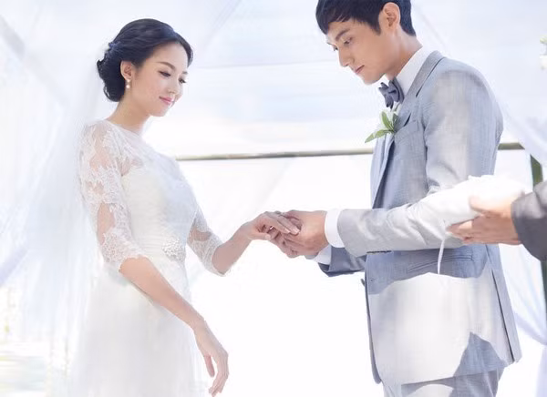 Trương Tử Lâm rạng ngời trong ngày cưới.