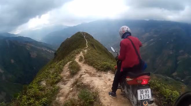 Phuot thu ky cuu len tieng ve viec di xe may tren song nui