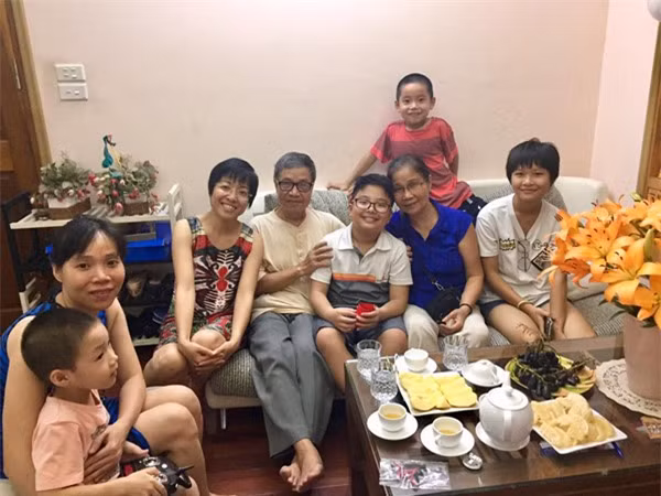 Nếu sự hòa hợp vui vẻ của người vợ hai - MC Thảo Vân - và người yêu mới đã quen thuộc, thì mối quan hệ của người vợ đầu - mẹ bé Kiến - với những người phụ nữ đến sau của Công Lý vẫn là sự bí ẩn. Người trong cuộc ít khi nhắc đến đối phương và thông tin về người phụ nữ đầu tiên cũng vô cùng ít ỏi. Vì thế, tiết lộ mới đây về mối quan hệ của những người phụ nữ trong cuộc đời Công Lý đã thu hút sự chú ý đặc biệt.