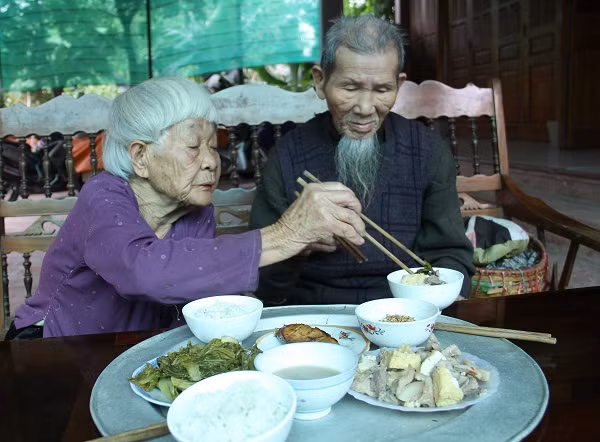 Cụ Tam cười hằn rõ nếp nhăn, kể lại: “Lấy nhau hơn 70 năm nhưng chúng tôi chỉ mới giận nhau đúng 1 lần. Lần ấy kéo dài tới 15 ngày, đó cũng là lần duy nhất cụ ông dùng roi mây đánh tôi 1 cái. Từ đó về sau, chúng tôi không bao giờ giận nhau nữa”.