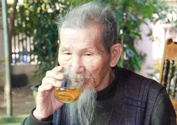 Nước chè xanh là “món khoái khẩu” của cụ Tiệu. Mỗi buổi sáng, cụ Tam luôn chuẩn bị sẵn cho người bạn đời một ấm nước chè xanh.
