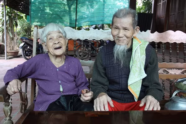Hai vợ chồng cụ Hoàng Đình Tiệu và cụ Nguyễn Thị Tam sinh sống tại xóm Đồng Trung, xã Hùng Tiến, huyện Nam Đàn (Nghệ An). Cụ Tiệu đã 97 tuổi, cụ Tam tròn 87 tuổi, đến nay hai cụ giữ cuộc sống đầm ấm trong gia đình hơn 70 năm.