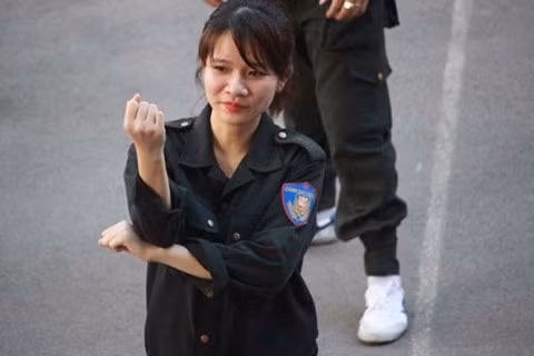 “Doa hong thep” cua Canh sat co dong Ha Noi-Hinh-2