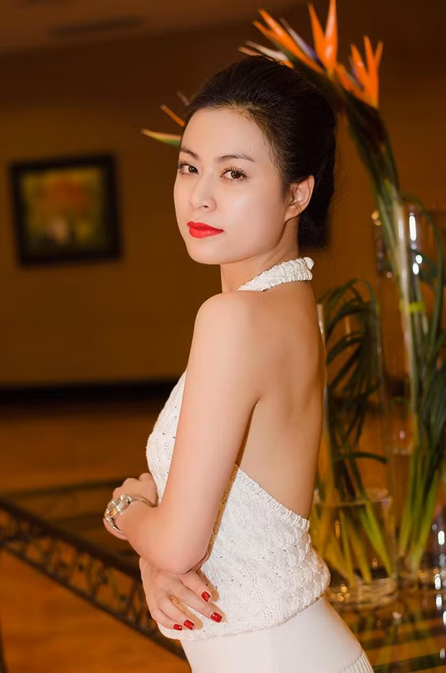 Hoàng Thùy Linh khiến phái mày râu ngẩn ngơ với tấm lưng gợi cảm.