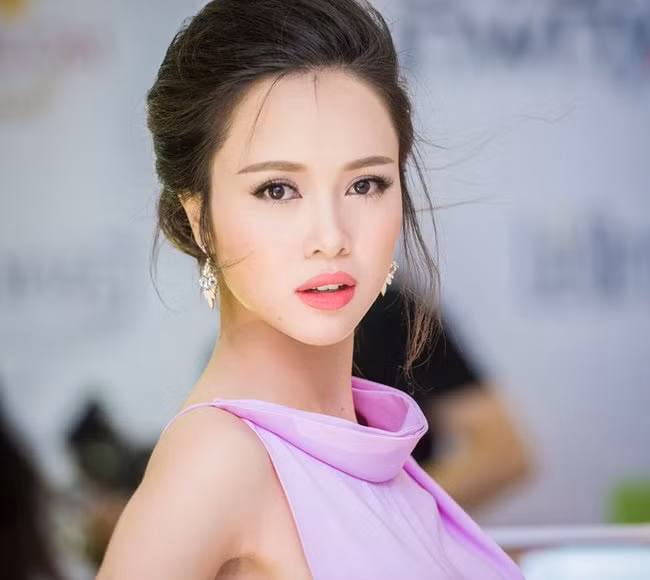 Không chỉ sở hữu mái tóc mềm mà đôi mắt sáng của mỹ nhân Việt này còn khiến người đối diện mê mẩn.