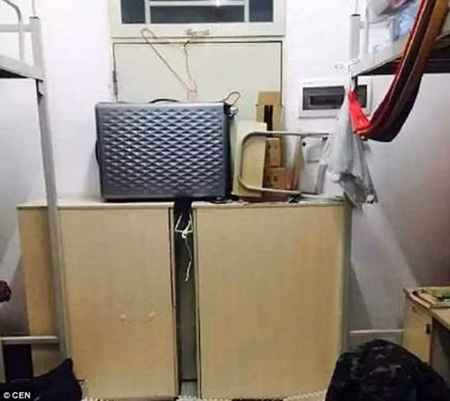 Để đối phó lại nạn trộm cắp diễn ra thường xuyên và liên tục, những sinh viên ở trong ký túc xá của trường đã sáng tạo ra đủ mọi loại bẫy, cách chống trộm khác nhau để có thể ngăn chặn, bắt quả tang kẻ xấu.