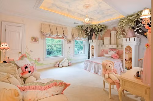 Hai năm sau, căn phòng ngủ lại được biến hóa lần nữa vì cô công chúa nhỏ đã lớn. Một số phần của lâu đài, cầu thang và cầu trượt được gỡ bỏ, thay bằng chiếc giường lớn hơn. Cây, hoa giả và đèn chùm đã tạo thành cung điện lộng lẫy.
