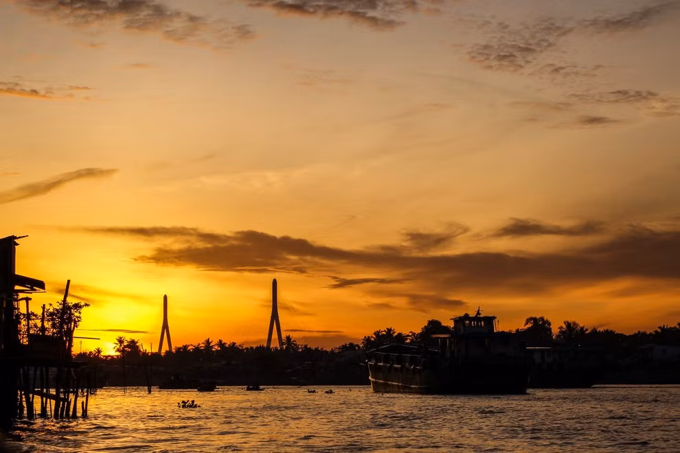 Đừng quên bỏ thời gian chiêm ngưỡng hoàng hôn trên sông.