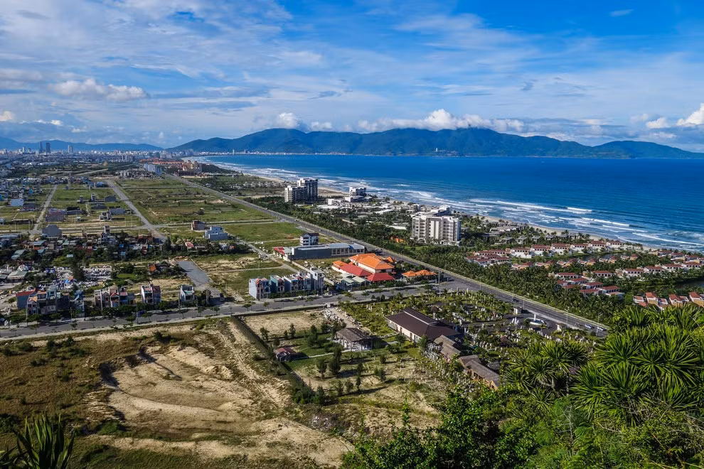 Khung cảnh nhìn từ đỉnh Ngũ Hành Sơn ở Đà Nẵng thật bao la, khoáng đạt.