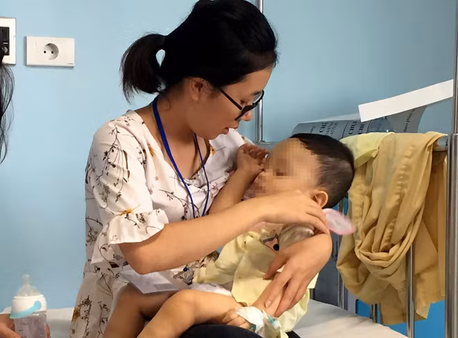 Ba ngoai be trai 1 tuoi bi bao hanh: Sao ho doc ac the?