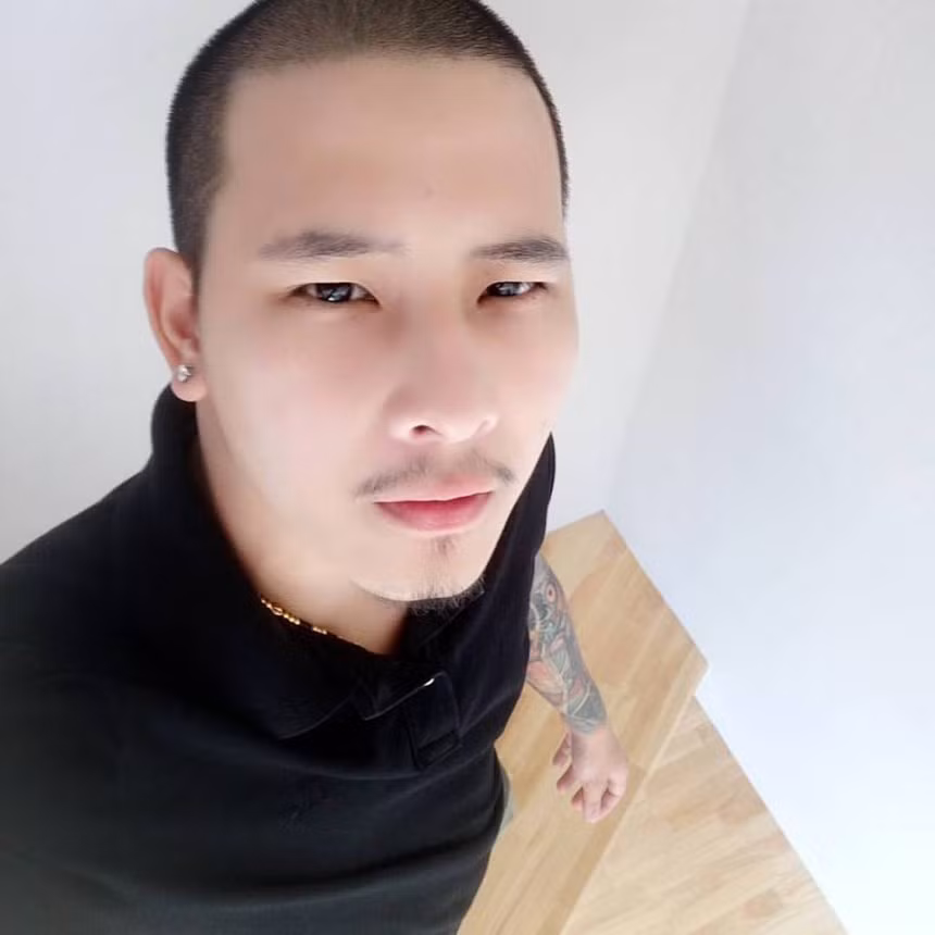 Tuy không có ngoại hình "soái ca trong mộng" của các cô gái, nhưng chàng trai sở hữu đôi mắt 1 mí và chiếc mũi cao thẳng này vẫn vượt qua gần 60.000 đối thủ đẹp trai khác để trở thành chồng thứ 9 của bà Leena.