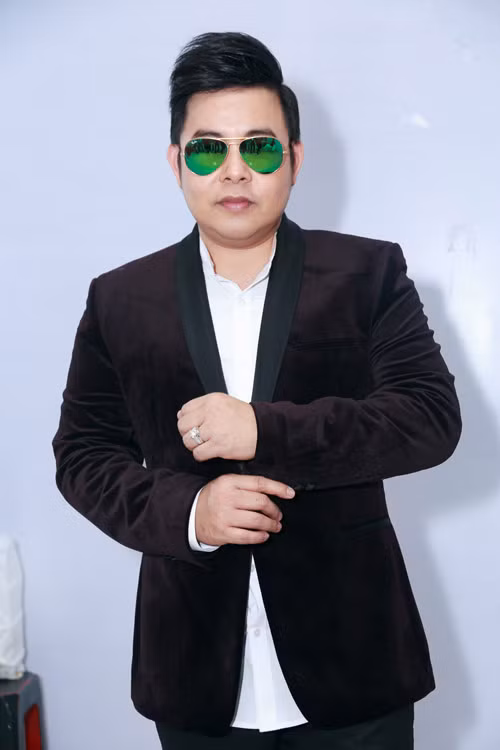 Sau vài phút vui đùa sau hậu trường, Quang Lê đã nhanh chóng lấy lại vẻ ngoài lạnh lùng, bảnh bao.