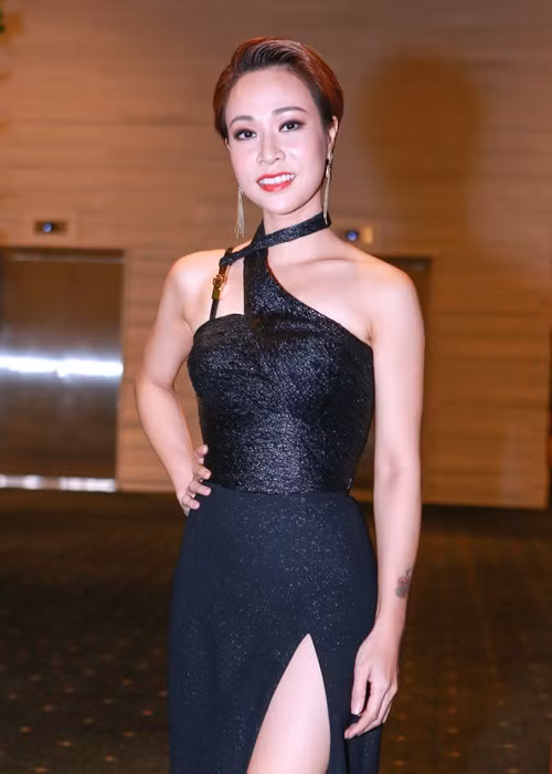 Uyên Linh diện trang phục cut-out gợi cảm.