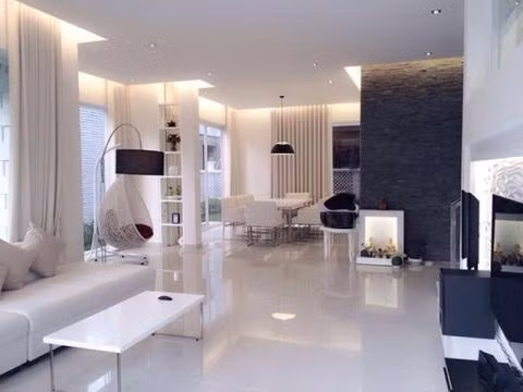 Đôi vợ chồng nổi tiếng chuyển đến nhà mới từ giữa năm 2014. Trong nhà sắp xếp nội thất hiện đại và có tính thẩm mỹ cao. Các đồ gia dụng đắt tiền và không thể thiếu piano dành cho nữ chủ nhân.