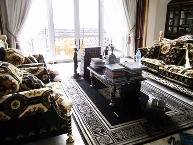 Thảm trải đắt tiền cùng nhiều đồ lưu niệm từ những chuyến đi nước ngoài luôn được nữ chủ nhân chọn lựa và trang trí hợp phong thủy.