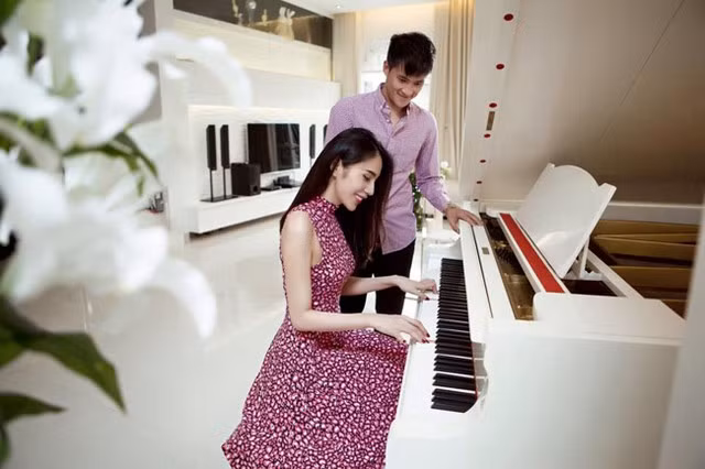 Trong khi đó gia đình của nữ ca sỹ trẻ Thủy Tiên lại mang một phong cách khác hẳn. Thủy Tiên và Công Vinh chọn gu hiện đại với tông màu trắng chủ đạo cho căn nhà riêng.