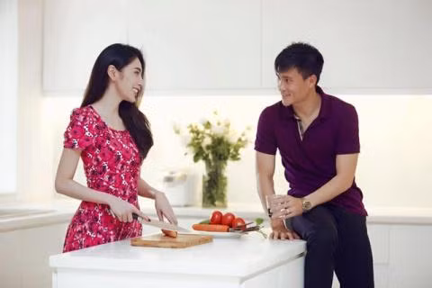 Thủy Tiên và Công Vinh lựa chọn mẫu thiết kế nhà bếp gọn gàng và tiện dụng.