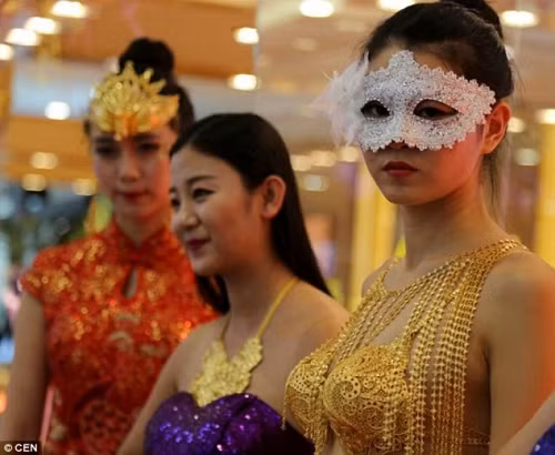 Đây không phải là lần đầu tiên ở Trung Quốc xuất hiện trang phục nội y bằng vàng.