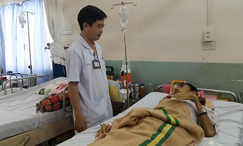 Cuu benh nhan co tui phinh dong mach gan