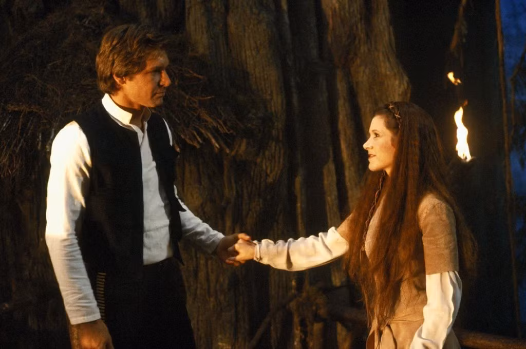 Trên màn ảnh, bộ đôi Leia Organa - Han Solo rốt cuộc cũng nên duyên, chính thức trở thành vợ chồng sau rất nhiều sóng gió bên ngoài dải ngân hà.