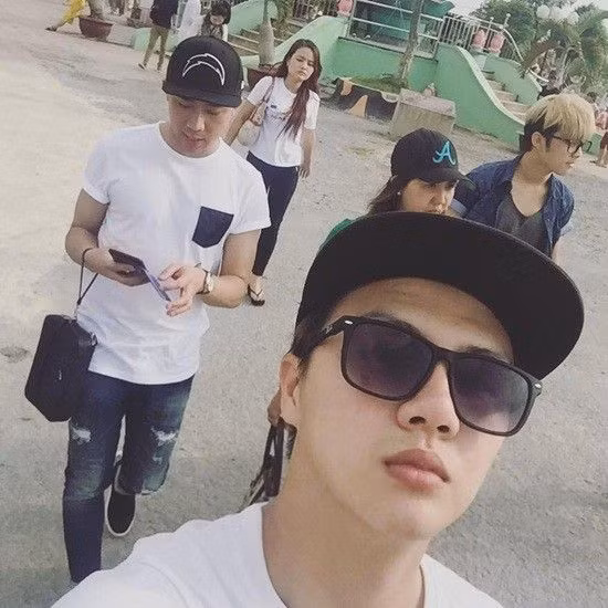 “Cặp đôi” tiếp tục diện trang phục giống nhau về màu sắc trong chuyến đi xuống các tỉnh miền Tây.