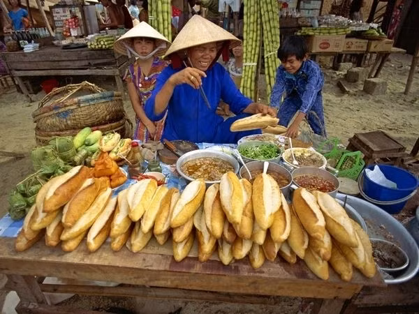 Bánh mì Việt là một trong những món ngon đường phố dễ tùy biến, dễ ăn hơn cả.