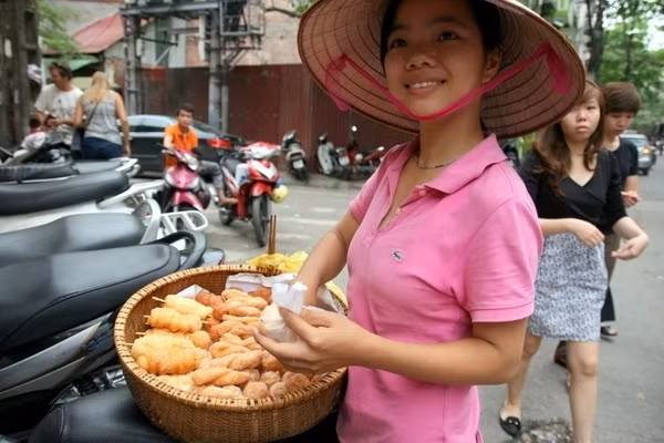 Cô bé bán hàng rong nơi phố cổ Hà Nội.