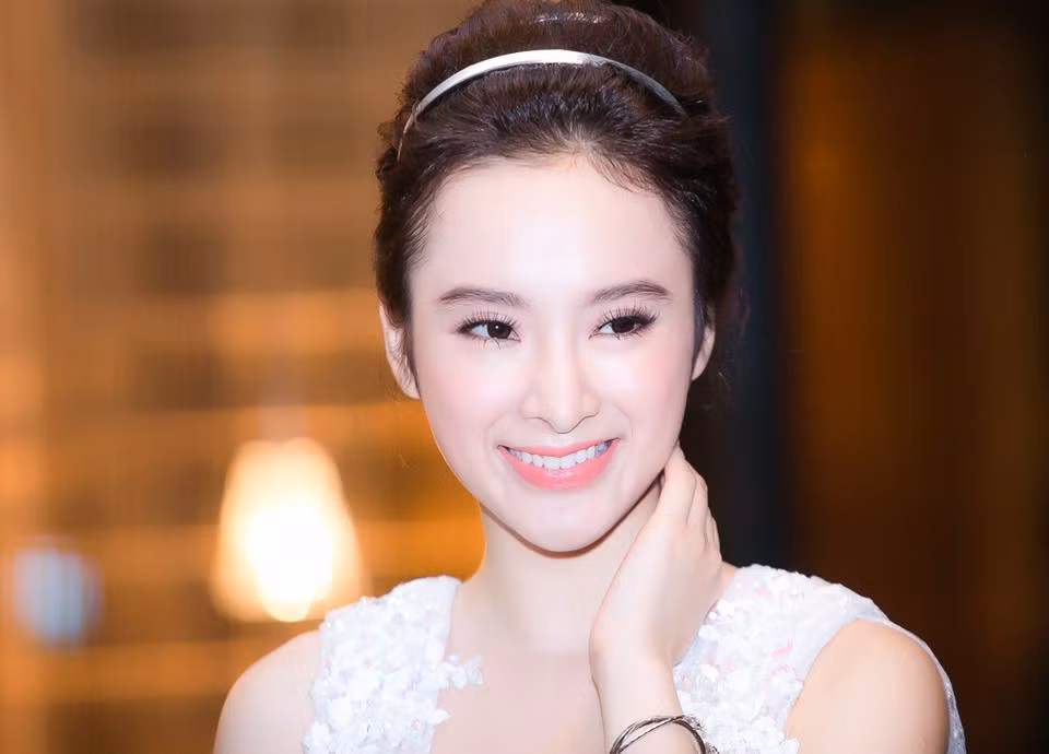 Chiếc đầm trắng của NTK Chung Thanh Phong giúp bà mẹ nhí Phương Trinh nổi bật trong sự kiện.