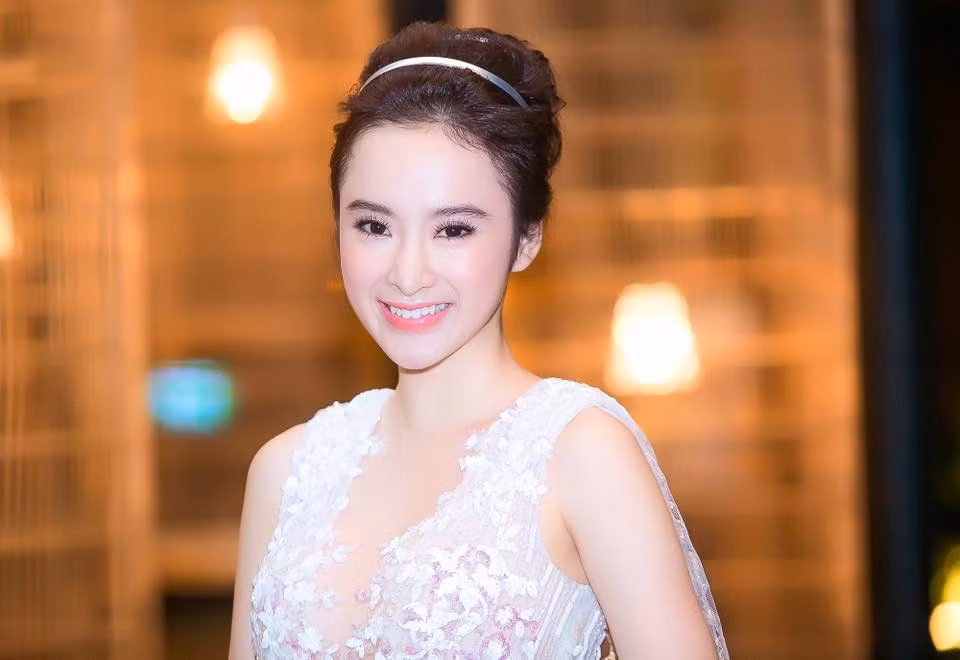 Gần đây, cô liên tục ghi điểm với phong cách thời trang ấn tượng, thanh lịch khi tham gia các sự kiện.