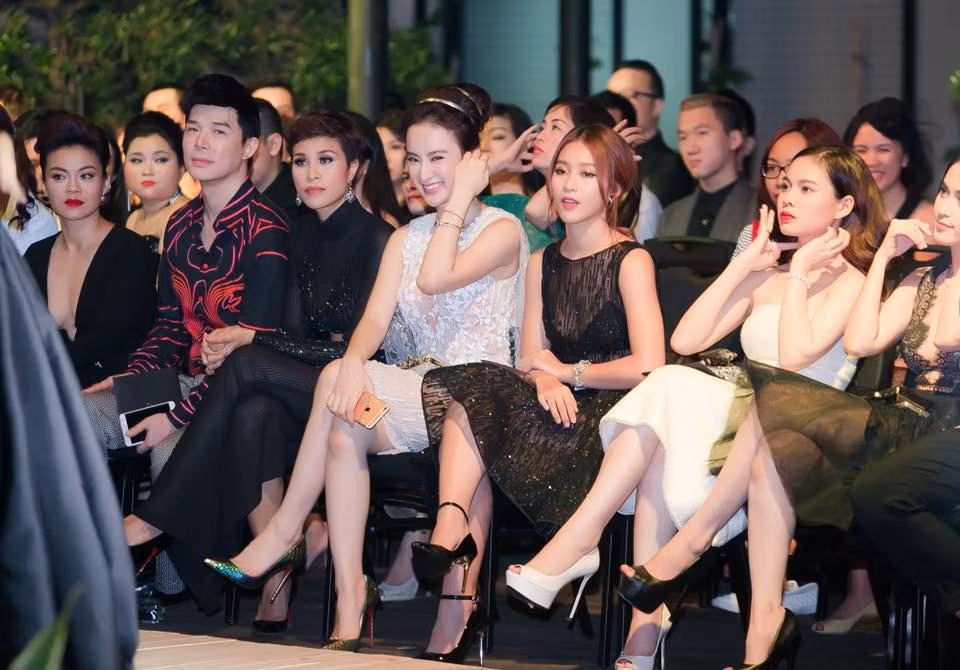 Kiểu tóc cùng kiểu trang điểm của Angela Phương Trinh cũng rất phù hợp với bộ váy.