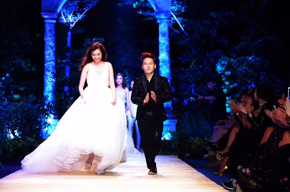 Angela Phương Trinh cũng dành lời khen cho bộ sưu tập mới của Chung Thanh Phong: "Hoàn toàn ủng hộ thông điệp mà NTK Chung Thanh Phong mang đến qua bộ sưu tập: Đừng đánh giá phụ nữ qua vẻ ngoài của họ, bên trong một quỷ dữ có thể ẩn chứa một tâm hồn thiên thần, vẻ ngoài ngây thơ nhưng cũng có lúc mạnh mẽ, nổi loạn".