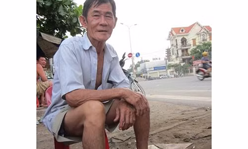 Ông Đầy đau buồn kể lại câu chuyện đầy trớ trêu của mình giữa 2 người phụ nữ. Ảnh: PLVN