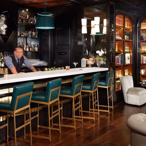 Spectator Bar (Charleston, Hoa Kỳ): Không gian nhỏ gọn nhưng được thiết kế tinh tế với những loại rượu nặng màu vàng đặc trưng.