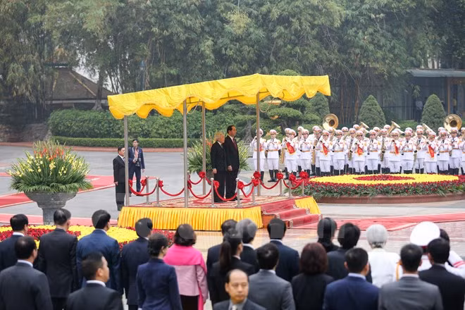 Nhật hoàng Akihito năm nay 83 tuổi. Ông là vị vua thứ 125 của Nhật Bản, kế vị ngai vàng từ năm 1989. Hoàng hậu Michiko năm nay 82 tuổi. Bà là con gái của chủ tịch một tập đoàn tại Nhật Bản. Sau đám cưới vào năm 1959, bà trở thành thường dân đầu tiên được công nhận là thành viên hoàng tộc.